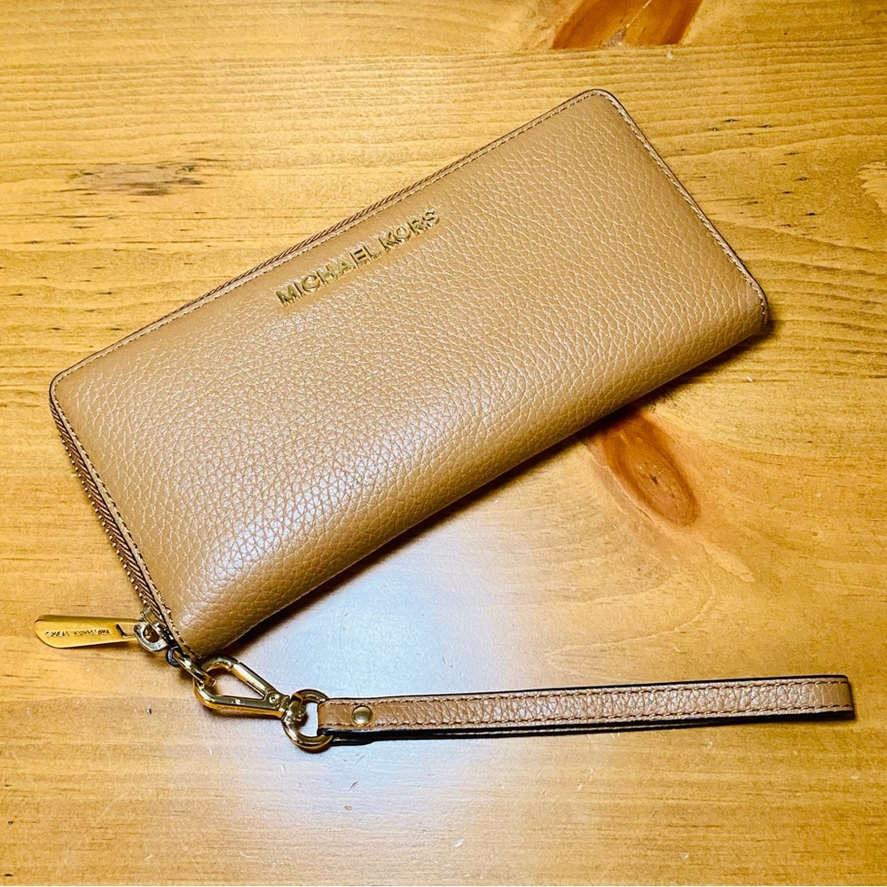 EUC Michael Kors Camel Brown Saffiano Leather Continental Wristlet - Picture 5 of 17
